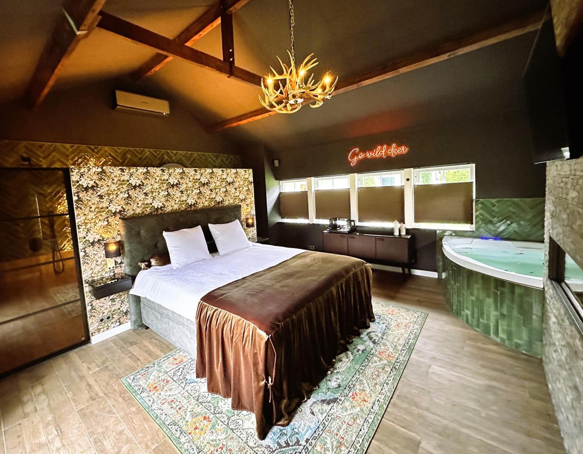 Wellness Tuin - Ultieme Partner Beleving - St Hubertus Suite Met Jacuzzi ,Openhaard, Prive Hottub En Prive Sauna In Jachthut Stijl Horst Exterior photo